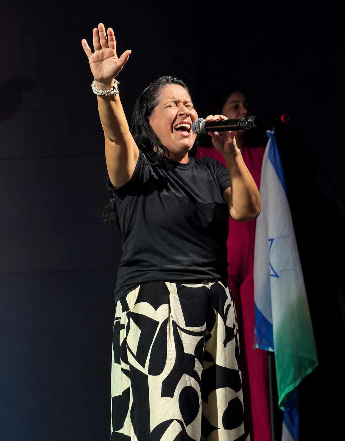 Pastora Fernanda Souza em um momento de adoração