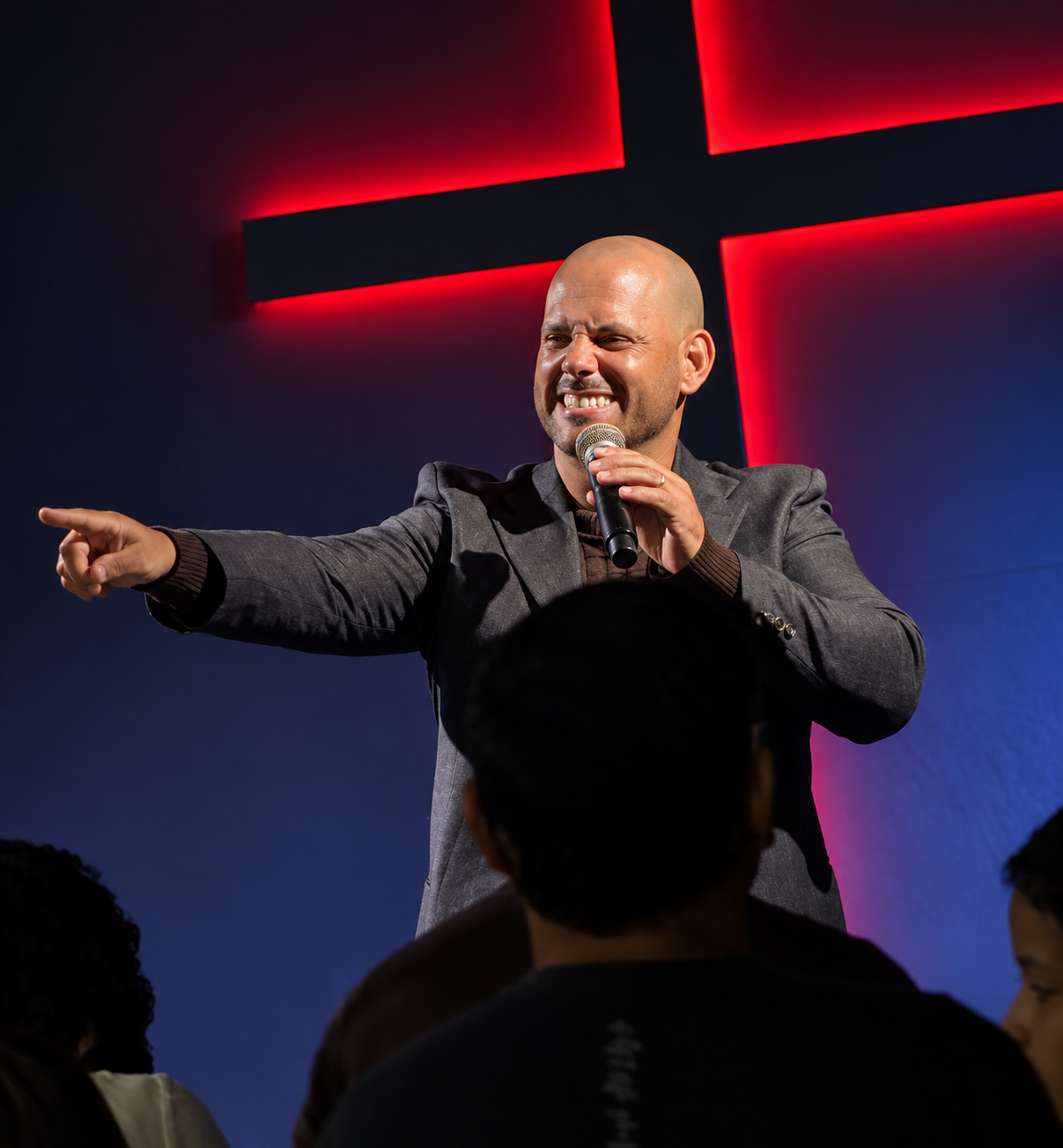 Pastor Marcelo Pedrosa ministrando na igreja